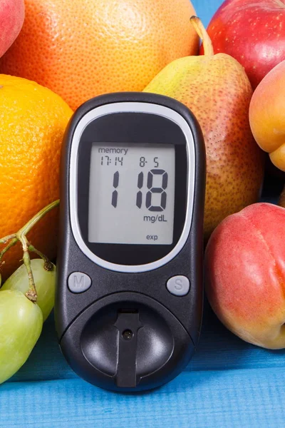 Glukometer För Att Kontrollera Socker Nivå Och Fräsch Hälsosam Mat — Stockfoto