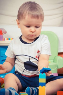 Plastik renkli bloklarla oynama küçük oğlu çocuk gelişimi kavramı