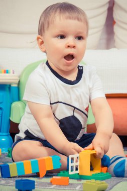 Plastik renkli bloklarla oynama sürpriz küçük bebek çocuk kavramı okul öncesi veya kreş çocuk gelişimi