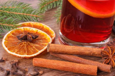 Noel ya da kış akşam ahşap tahta, çam dalları ve baharat için mulled şarap