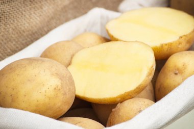 Olgun taze patates kutusu, sağlıklı beslenme ve sebze hasat kavramı