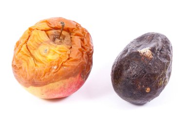 Beyaz arka planda küflü, kırışık meyveler, sağlıksız yiyecekler.