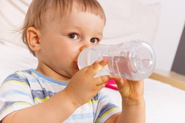 Susuz küçük bebek çocuk içme suyu şişe