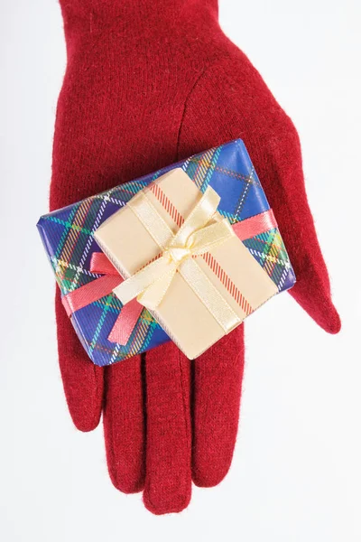 Χέρι Της Γυναίκας Στα Γάντια Τυλιγμένα Πολύχρωμο Δώρα Για Χριστούγεννα — Φωτογραφία Αρχείου