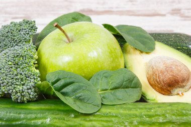 Doğal yeşil meyve ve sebzeler kaynak vitamin ve mineral olarak, sağlıklı beslenme kavramı