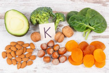 K vitamini, potasyum, diyet lifleri ve doğal mineraller içeren taze meyve ve sebzeler, sağlıklı beslenme konsepti