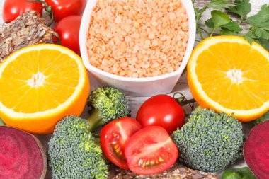 Kaynak olarak besleyici gıda B9 vitamini, beslenme lifleri, folik asit ve doğal mineraller, sağlıklı yaşam biçimleri kavramı