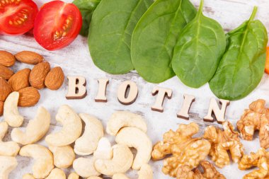 Kaynak B7 vitamini, beslenme lifleri ve doğal mineraller, besleyici yemek kavramı olarak sağlıklı ürünler ve malzemeler içeren yazıtlar.