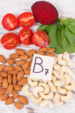 B7 vitamini, beslenme lifleri ve doğal mineraller içeren besleyici farklı bileşenler, sağlıklı beslenme konsepti