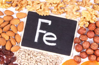 Doğal maddeler veya kaynak demir, vitaminler, mineraller ve diyet lifi, sağlıklı beslenme kavramı olarak ürünleri