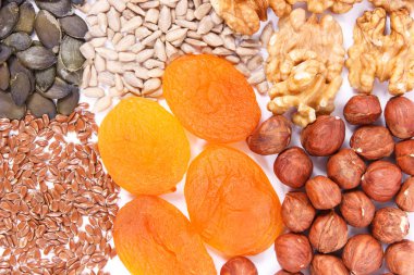 Demir içeren besleyici yiyecekler, kaynak olarak sağlıklı beslenme kavramı doğal mineraller, vitaminler ve beslenme lifleri.