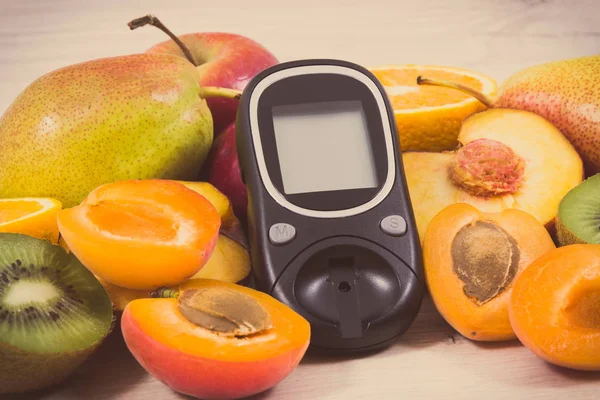 측정기 검사에 당뇨병 환자를 디저트로 수준과 신선한 — 스톡 사진
