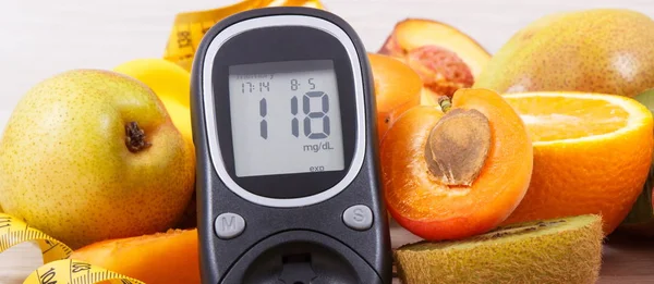 Glukosmätare Med Mätresultatet Socker Nivå Och Fräsch Näringsrik Frukt Som — Stockfoto