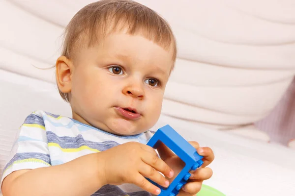 プラスチックの青いブロック 子どもの発達の概念を保持している小さな子供 — ストック写真