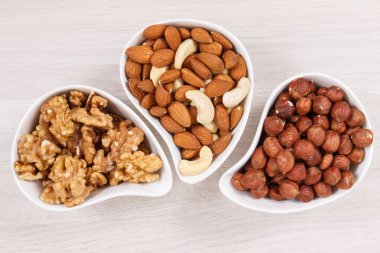 Sağlıklı farklı fındık ve badem doğal vitamin, mineraller ve asitler, kavram yeme besleyici içeren