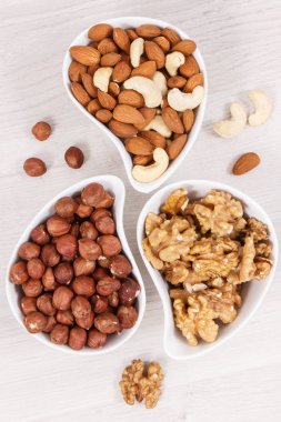 Kaynak olarak sağlıklı fındık ve badem doğal vitaminler ve mineraller, besleyici yeme konsepti