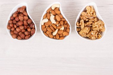Çeşitli fındık ve badem kaynak sağlıklı doğal vitamin ve mineraller, besleyici yemek kavram olarak yerleştirmek için yazıt