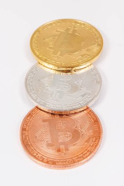 Elektronik sanal paranın sembolü olarak Bitcoin, beyaz arka planda kripto para, modern finans ve bankacılık kavramı