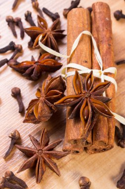 Yıldız anason, tarçın ve karanfil, pişirme ve pişirme için baharat