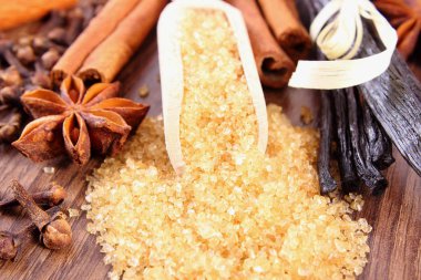 Kahverengi şeker kamışı, taze kokulu vanilya pods ve tarçın, Yıldız anason ve karanfil, baharat pişirme veya pişirme için