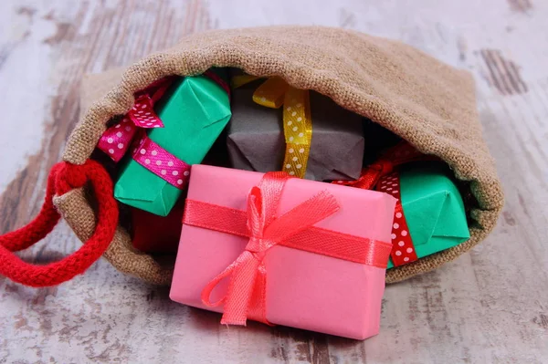 Verpakte Kleurrijke Cadeaus Voor Kerstmis Verjaardag Andere Viering Jute Zak — Stockfoto