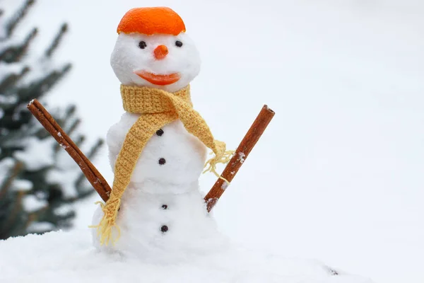 Écharpe Décorée Laine Enveloppée Bonhomme Neige Avec Écorce Mandarine Sur — Photo