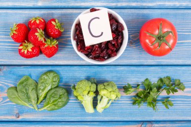 C vitamini, doğal mineraller ve diyet lifleri içeren taze meyve ve sebzeler, sağlıklı yaşam tarzı ve beslenme konsepti