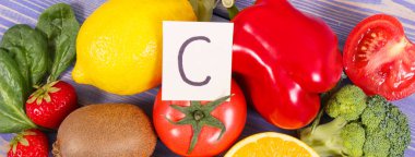 Taze sağlıklı meyve ve sebzeler C vitamini ve diyet lifleri içeren mineraller, sağlıklı beslenme ve bağışıklık sisteminin güçlendirilmesi