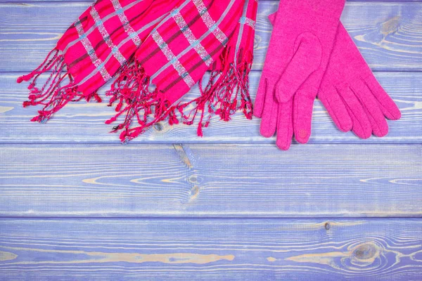 老木板上的女式羊毛手套和披肩 秋季或冬季暖衣服 复制空间文本 — 图库照片