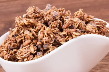 Yulaf gevreği veya granola demir ve diyet lifi, sağlıklı atıştırma veya tatlı kavramı içeren çikolata ile