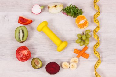 Taze yakıtlar ve sebzeler, fitness ve mezura için dambıl, besleyici gıda konsepti, sağlıklı yaşam tarzları ve zayıflama