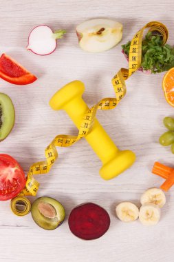 Mankafa, mezura ve taze besleyici yiyecekler kaynak olarak doğal vitaminler, sağlıklı beslenme ve zayıflatma kavramı