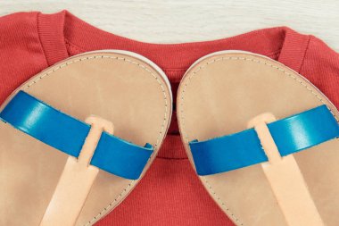 Kadınca deri sandalet ve gömlek ya da kazak, rahat giyim kadın kavramı çifti