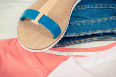 Kadınca deri sandalet, kot pantolon ve gömlek, kadın için casual giyim kavramı