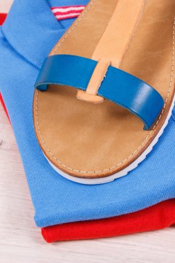 Kadınlar için şık ve rahat deri sandaletler ve pamuklu gömlekler.