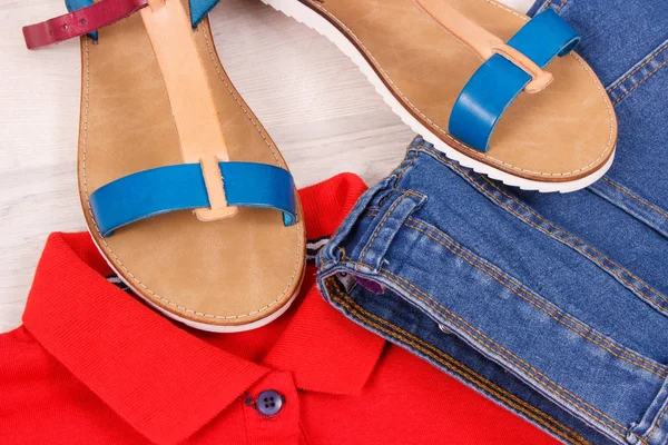 Sandálias Couro Feminino Jeans Camisa Conceito Roupas Confortáveis — Fotografia de Stock