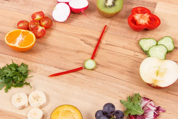 時計製新鮮な熟した栄養価の高い果物と野菜を示す時間 健康的な朝食のコンセプト — ストック写真