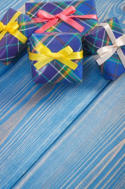 Yılbaşı, Sevgililer günü, Doğum günü veya diğer kutlama için şeritler kaydırılan renkli hediyeler yer metin veya yazıt için