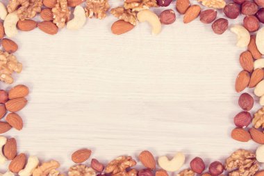 Kaynak doğal vitamin ve mineraller, besleyici yemek kavramı, kopya metin için yer olarak sağlıklı farklı fındık ve badem çerçeve