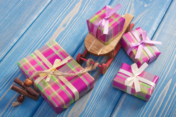 Cadeaux Colorés Traîneau Bois Enveloppés Avec Des Rubans Pour Noël — Photo