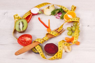 Saat şeklinde taze meyve ve sebzelerle dolu santimetre sağlıklı beslenmeye ve zayıflamaya zaman ayırıyor.