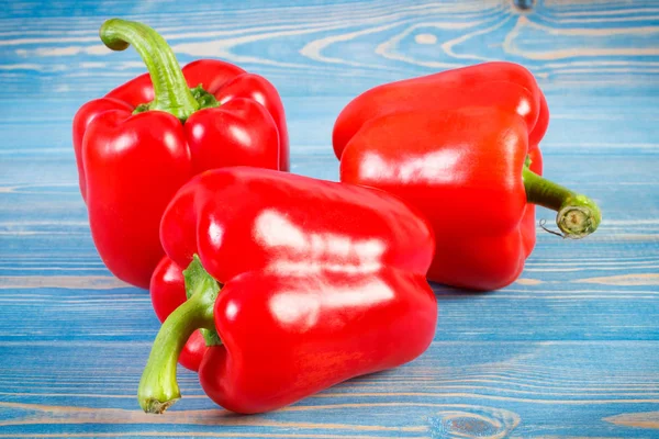 Verse Rode Paprika Blauwe Borden Concept Van Gezonde Voeding — Stockfoto