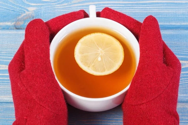 红色的毛线手套 拿着杯热茶 秋天或冬天变暖饮料的女人的手 — 图库照片