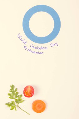 Sebze ve mavi daire dünya diyabet günü, sağlıklı beslenme, kavramı sembolü olarak beyaz arka plan üzerinde metin için yer kopyalayın