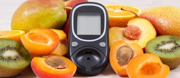 Glukózy Metr Pro Měření Cukru Krvi Ovoce Obsahující Výživné Vitamíny — Stock fotografie