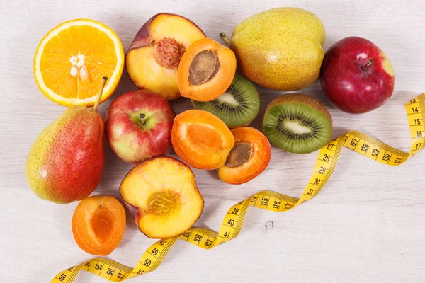 厘米与新鲜的天然水果含有营养的维生素和矿物质的健康生活方式 瘦身概念 — 图库照片