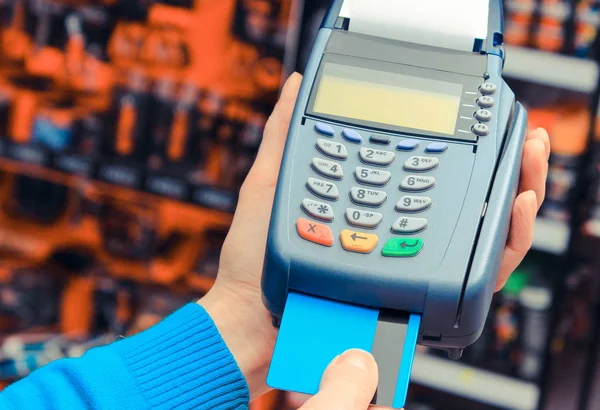 Hand Van Vrouw Met Behulp Van Betaalterminal Winkel Voor Het — Stockfoto