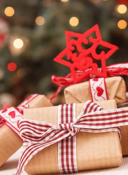 Τυλιγμένα Δώρα Κορδέλες Για Χριστούγεννα Διακοσμητικό Αστέρι Και Χριστουγεννιάτικο Δέντρο — Φωτογραφία Αρχείου
