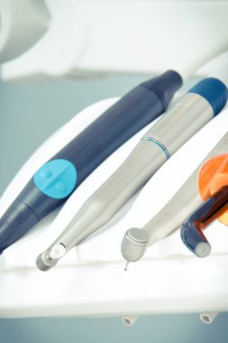 Diş aletleri, araçları ve aksesuarları diş hekimleri tarafından modern stomatology office kullanma