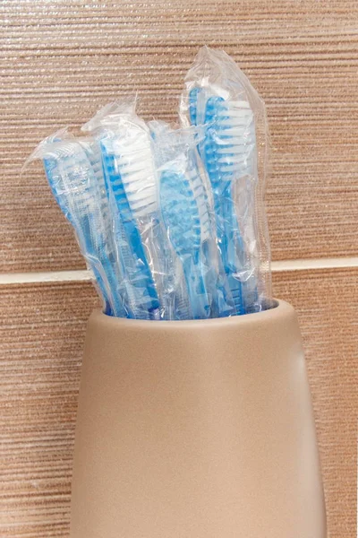 Disposable Toothbrushes Glass Dish Dental Hygiene Concept — Stock Photo, Image
